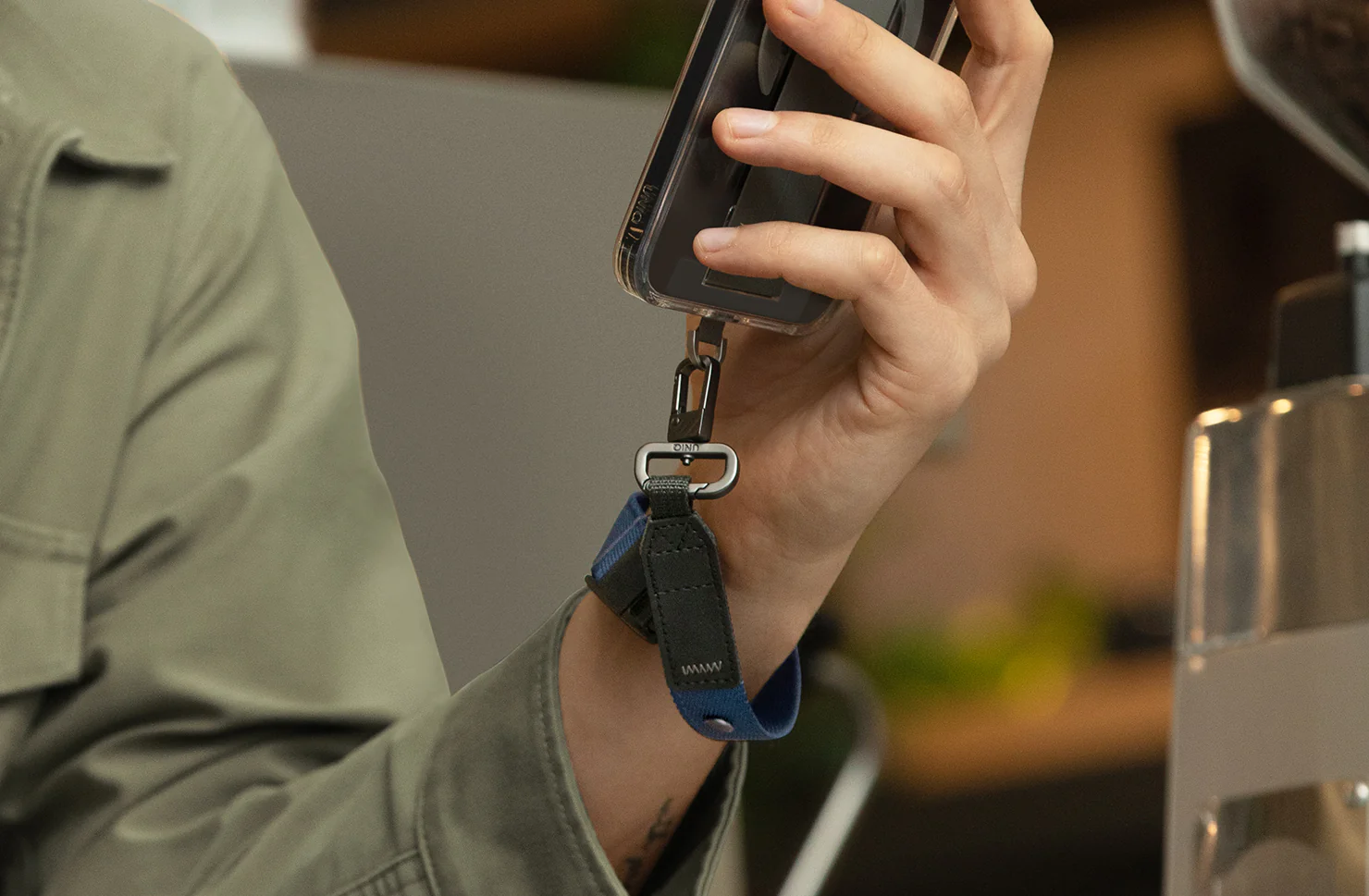 Uniq Vista 2-in-1 Lanyard & Hand Strap for all Phones - Laurel Green