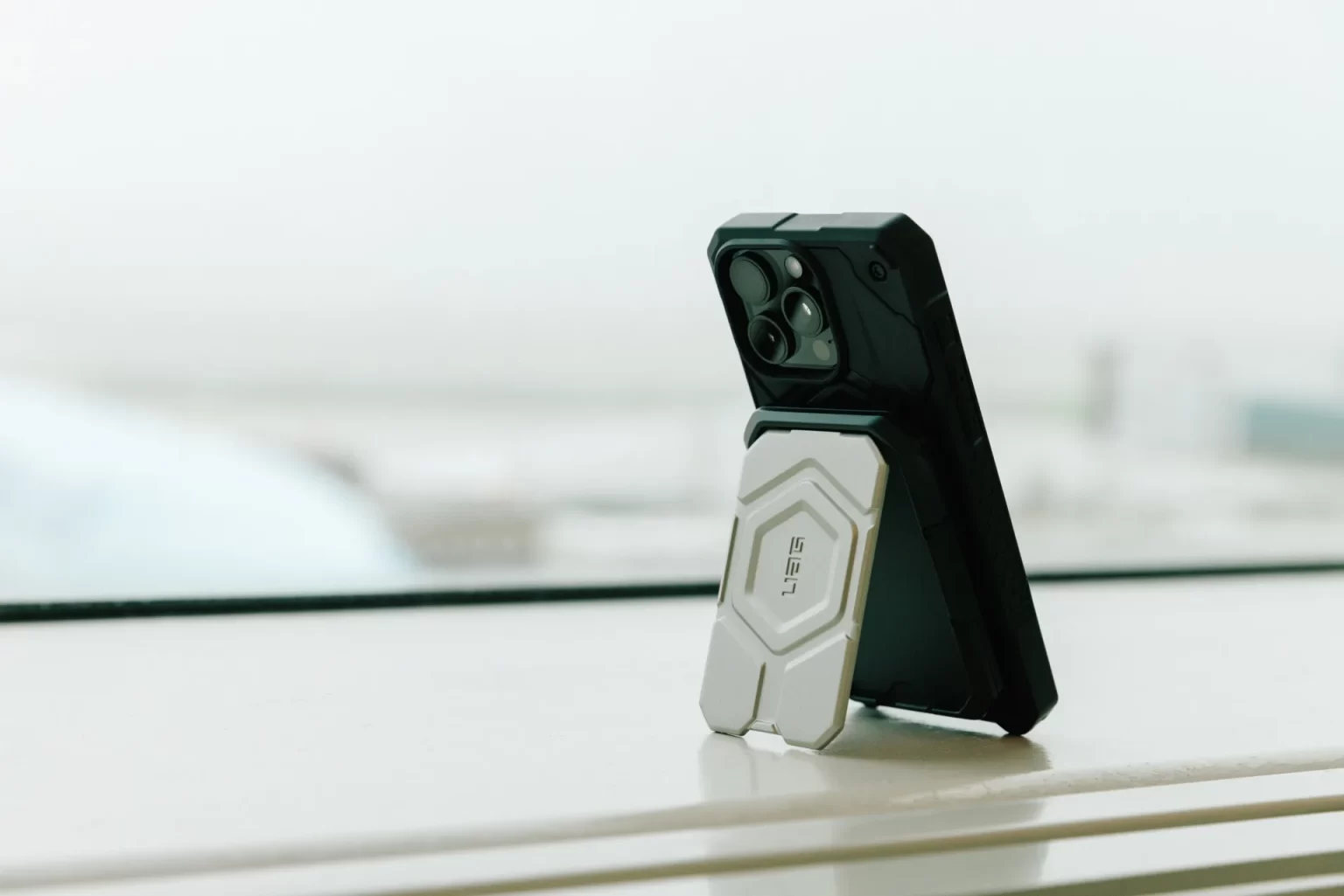 UAG Magnetic Wallet with Stand - Black/Titanium